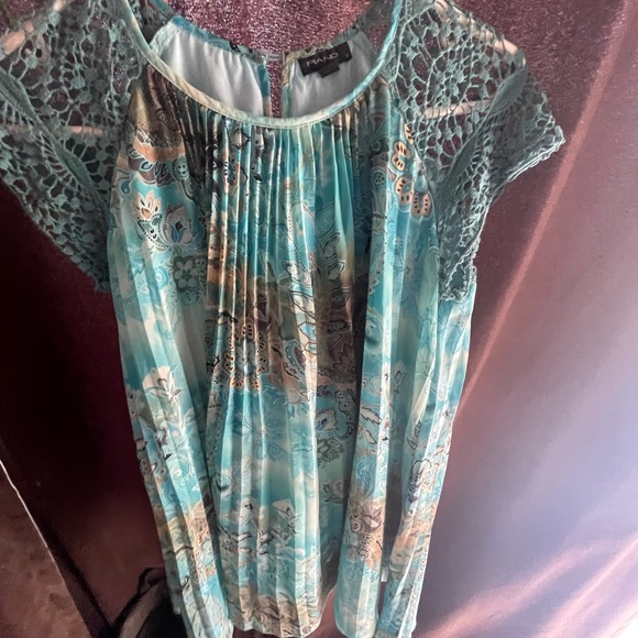 WOMANS SMALL DRESSY TOP - Picture 3 of 7